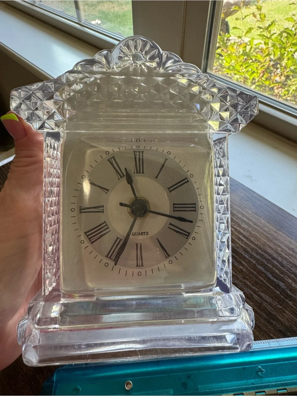 Vintage Clear Cut Acrylic Mantel Table Clock Quartz Roman Numerals
